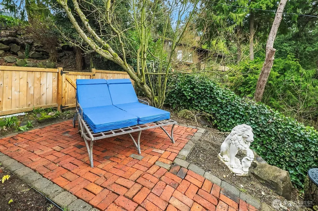 15828 25th Avenue SW Burien WA 98166