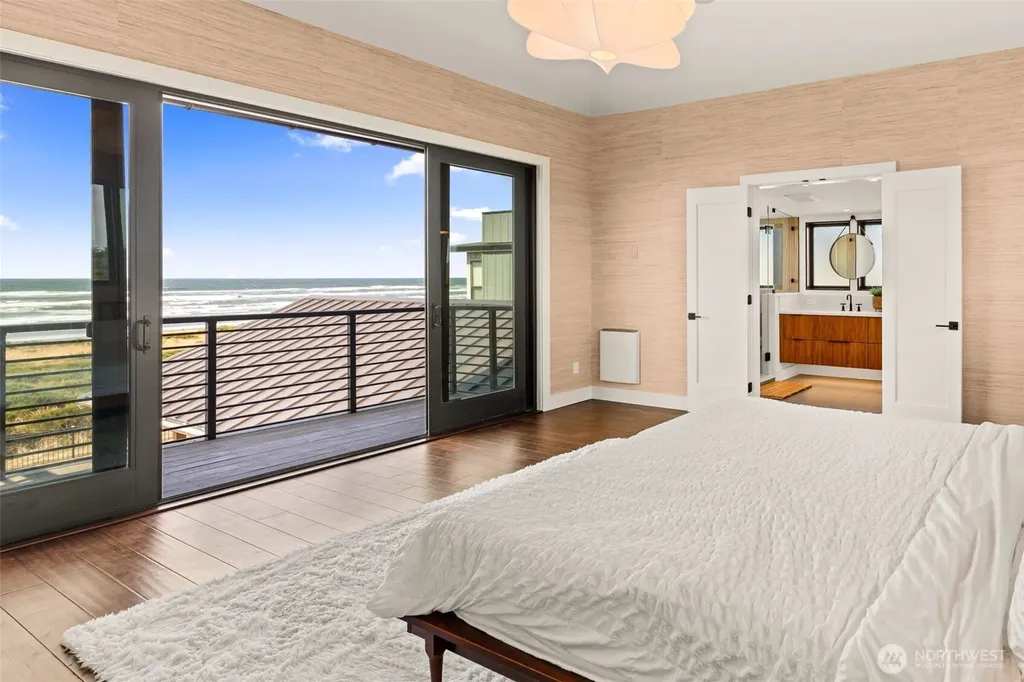 911 Dune Crest Westport WA 98595