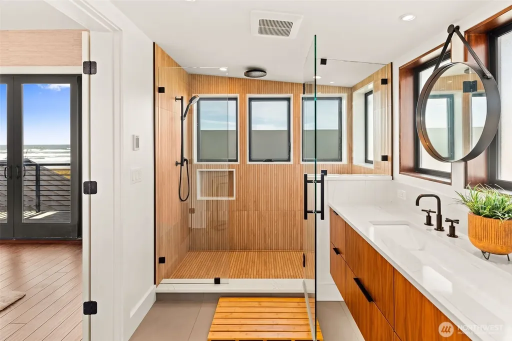 911 Dune Crest Westport WA 98595