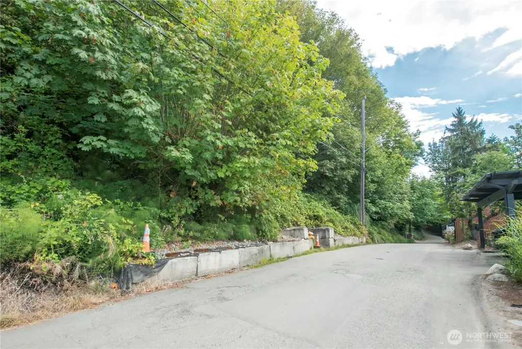 23 Perkins Lane W Seattle WA 98199