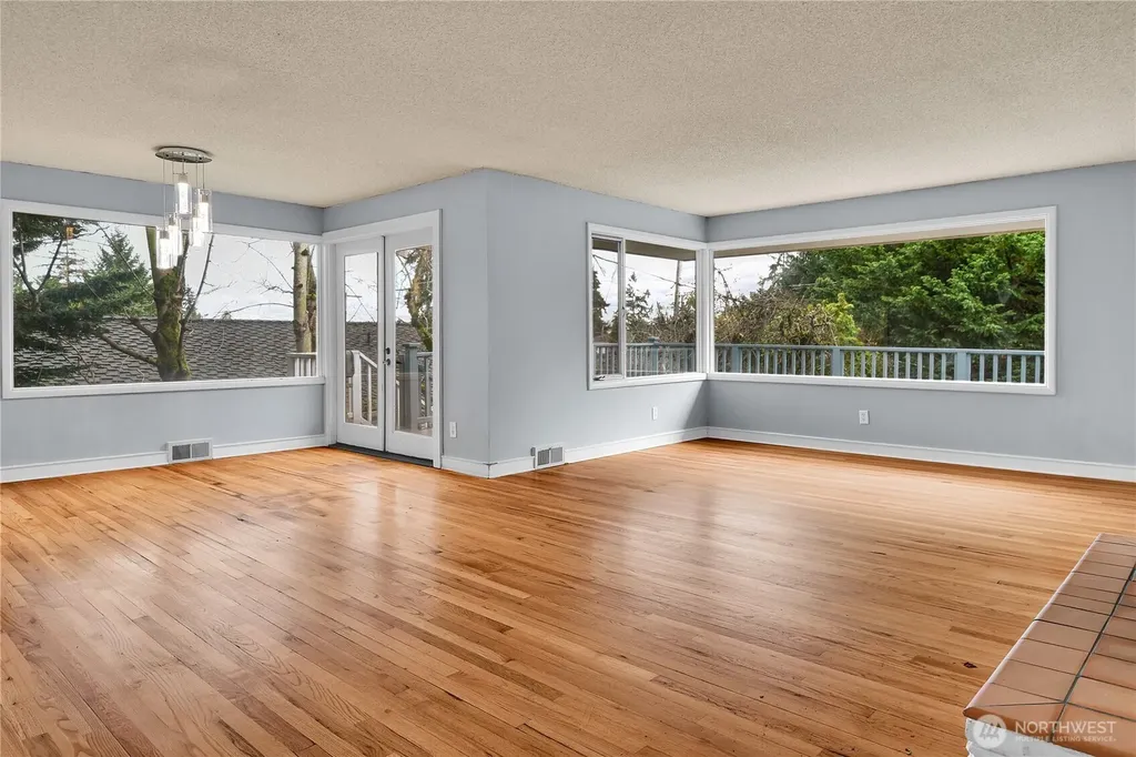 921 Sunset Way Bellevue WA 98004