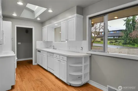 921 Sunset Way Bellevue WA 98004