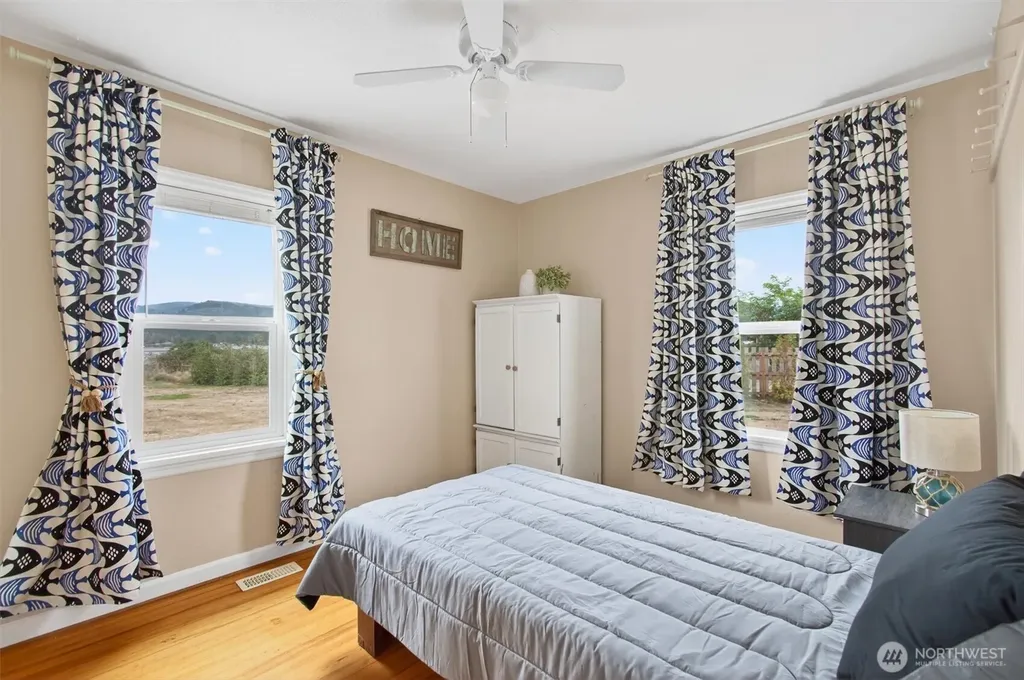 82 E Sunny Sands Road Cathlamet WA 98612