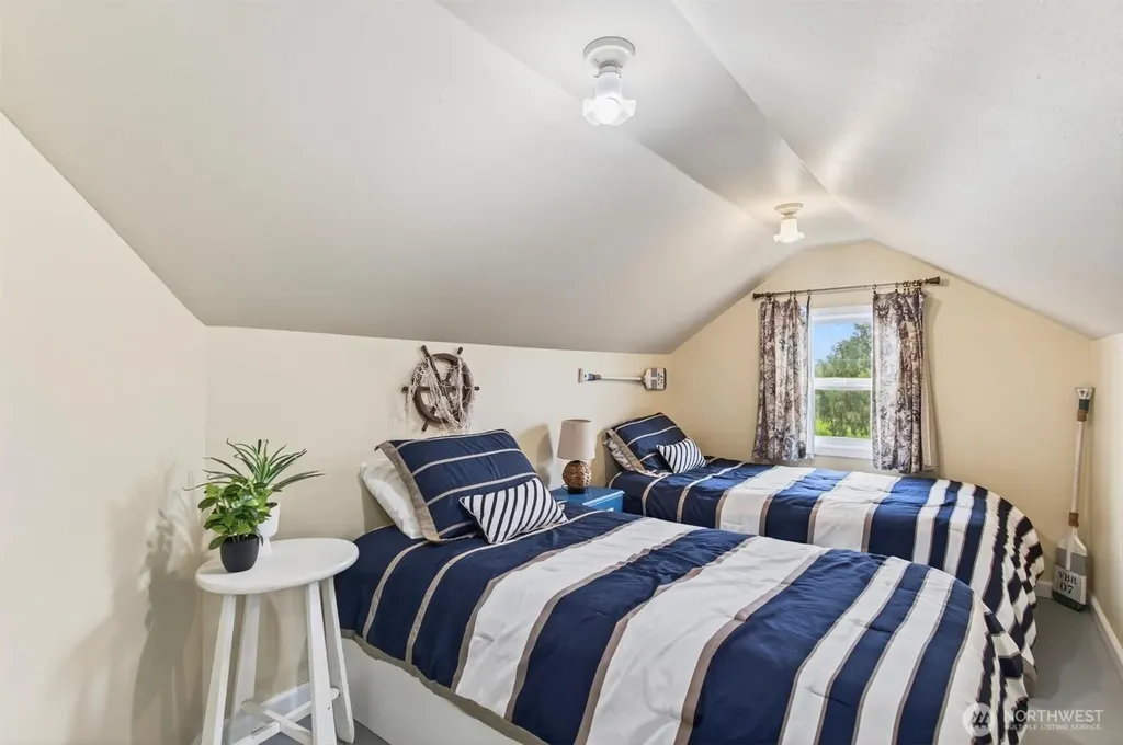 82 E Sunny Sands Road Cathlamet WA 98612