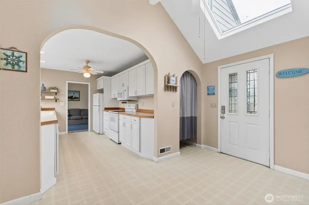 82 E Sunny Sands Road Cathlamet WA 98612