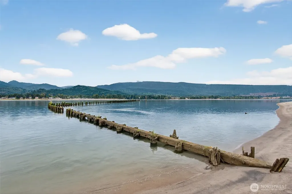82 E Sunny Sands Road Cathlamet WA 98612