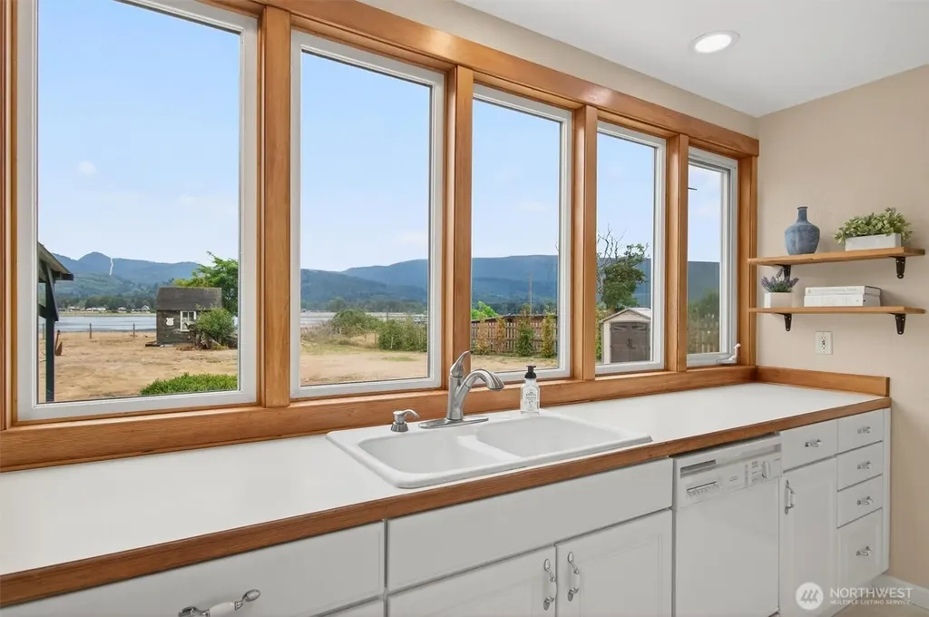 82 E Sunny Sands Road Cathlamet WA 98612
