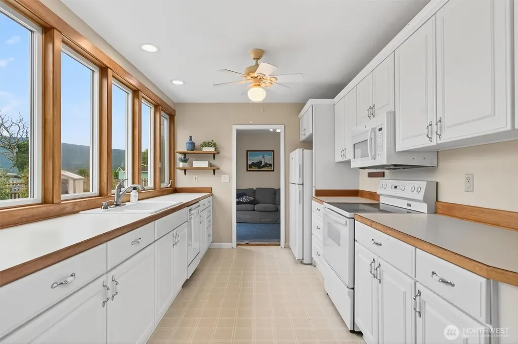 82 E Sunny Sands Road Cathlamet WA 98612