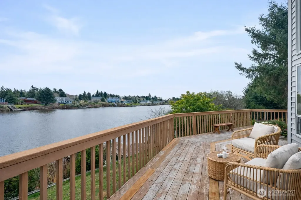 628 Weatherwax Loop NE Ocean Shores WA 98569