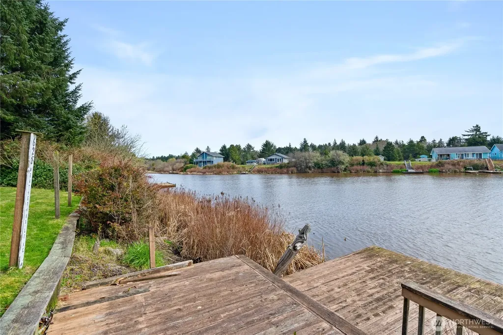 628 Weatherwax Loop NE Ocean Shores WA 98569