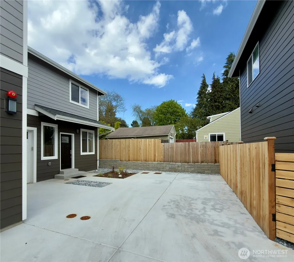 648 SW 139th Street Burien WA 98166