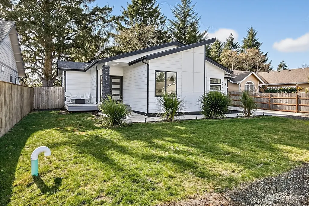793 Island Circle SE Ocean Shores WA 98569