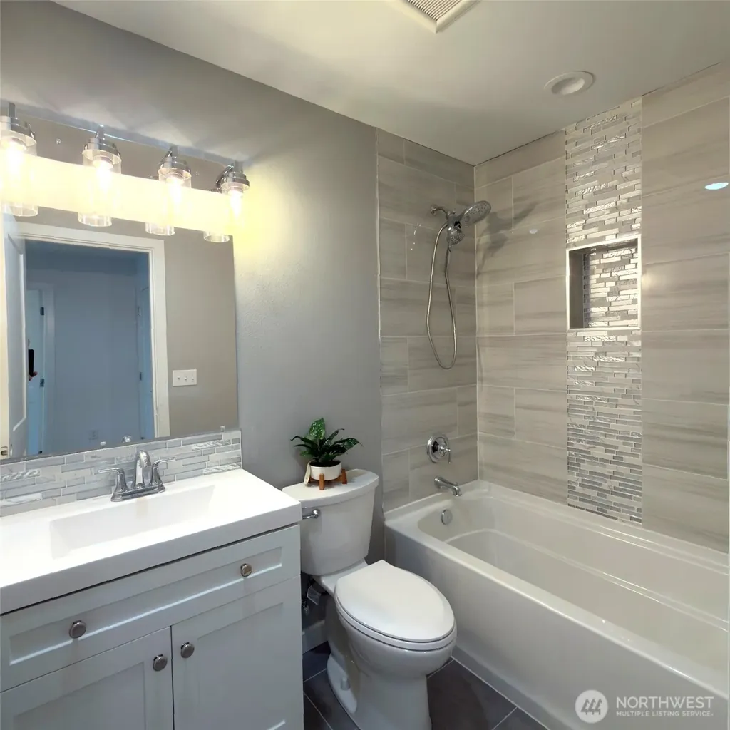 648 SW 139th Street Burien WA 98166