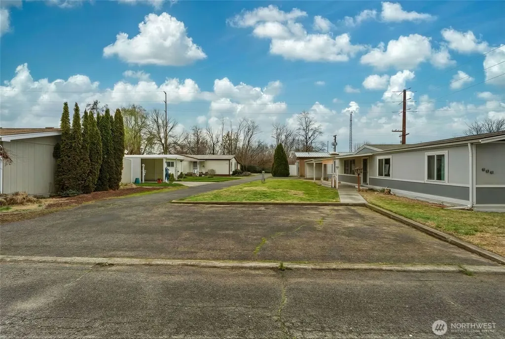 806 SE Mockingbird Drive College Place WA 99324