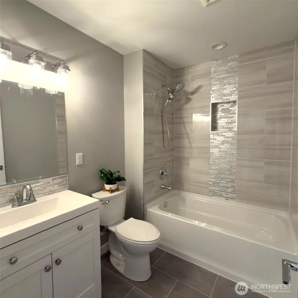 648 SW 139th Street Burien WA 98166