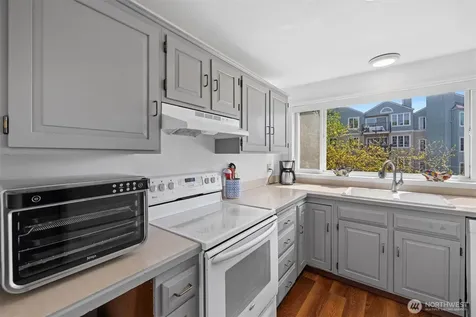 303 13th Avenue E Seattle WA 98102