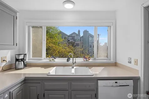 303 13th Avenue E Seattle WA 98102