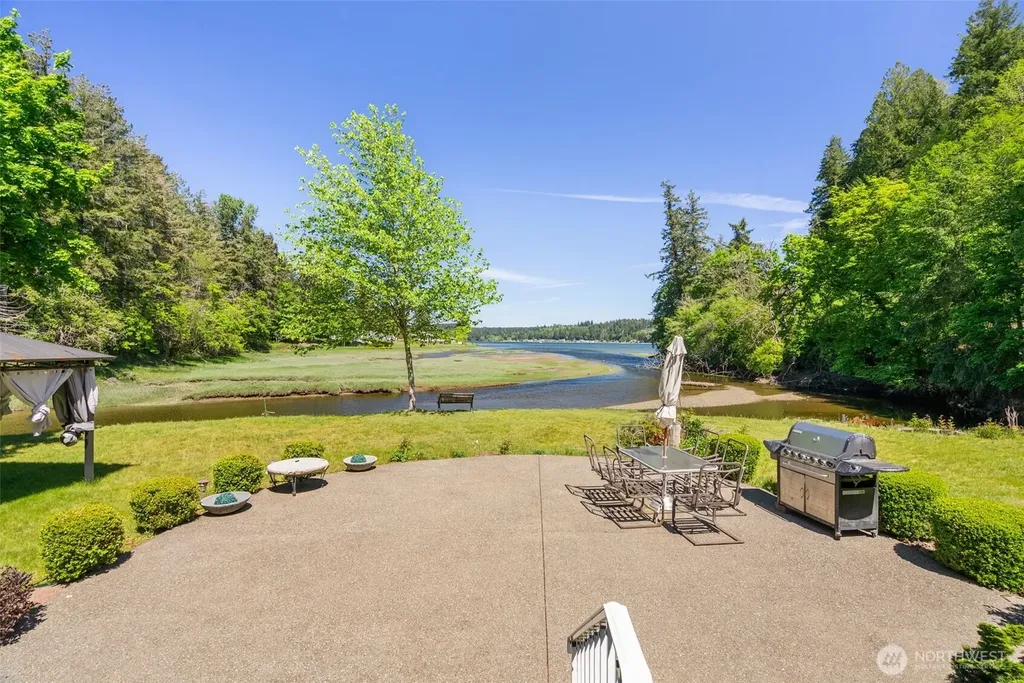 8320 E Grapeview Loop Road Allyn WA 98524