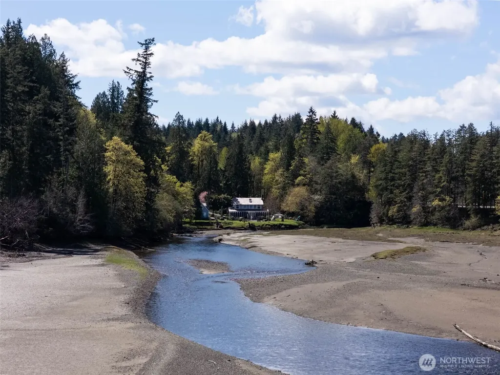 8320 E Grapeview Loop Road Allyn WA 98524