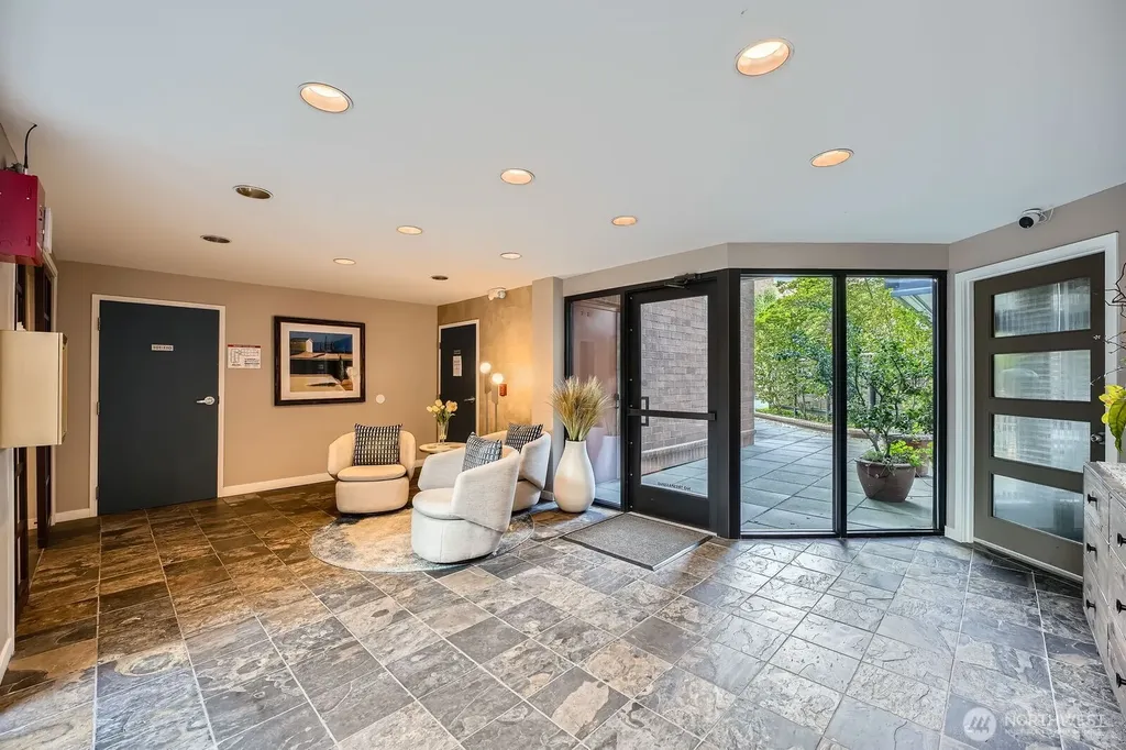 275 W Roy Street Seattle WA 98119