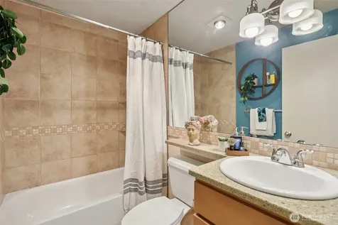 275 W Roy Street Seattle WA 98119