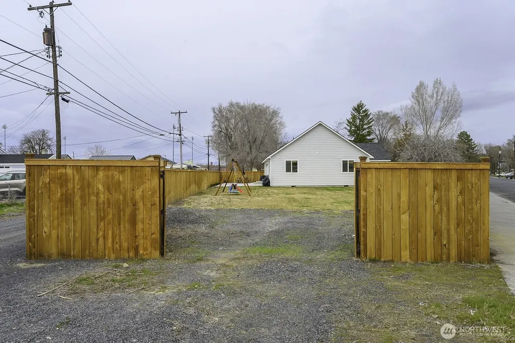 1038 W Lakeside Drive Moses Lake WA 98837