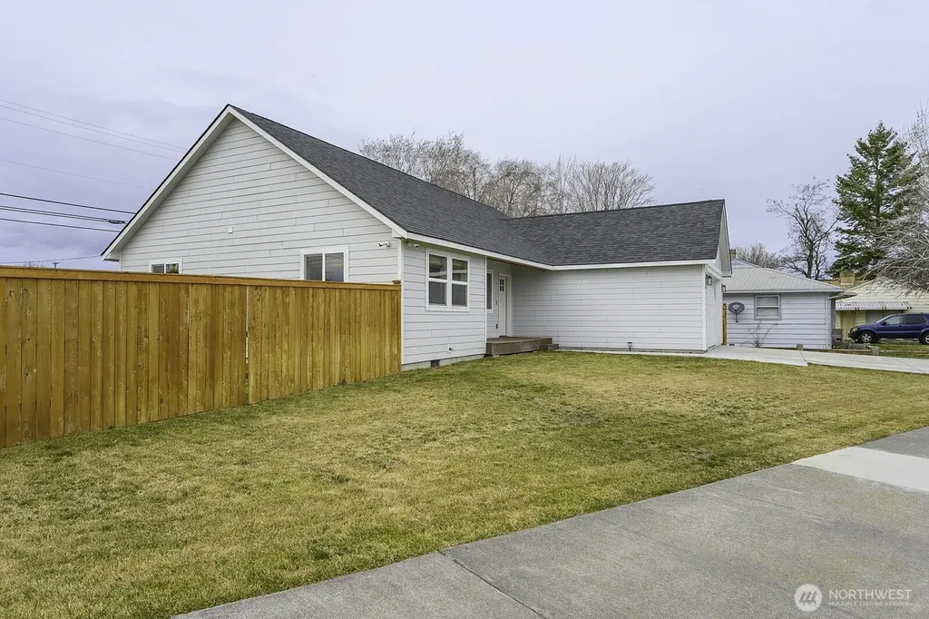1038 W Lakeside Drive Moses Lake WA 98837