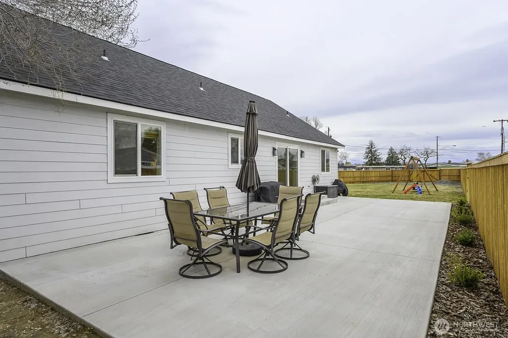 1038 W Lakeside Drive Moses Lake WA 98837