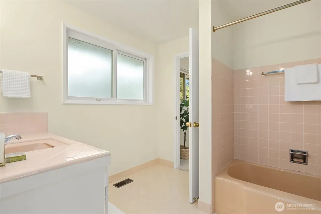 6555 NE Windermere Road Seattle WA 98105