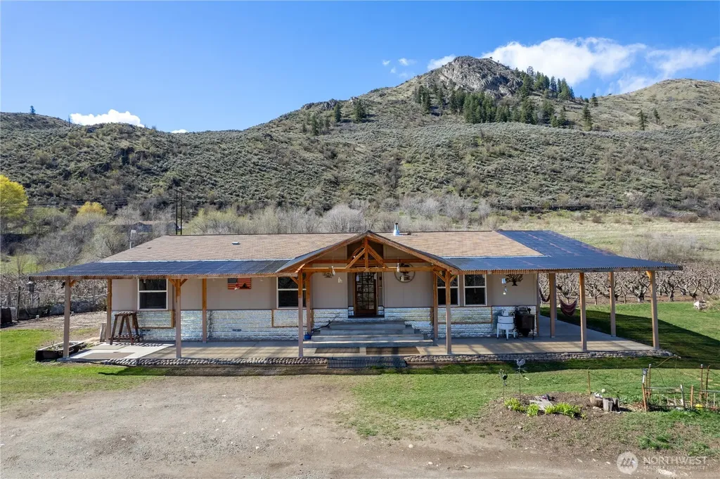 1673 Highway 7 Oroville WA 98844