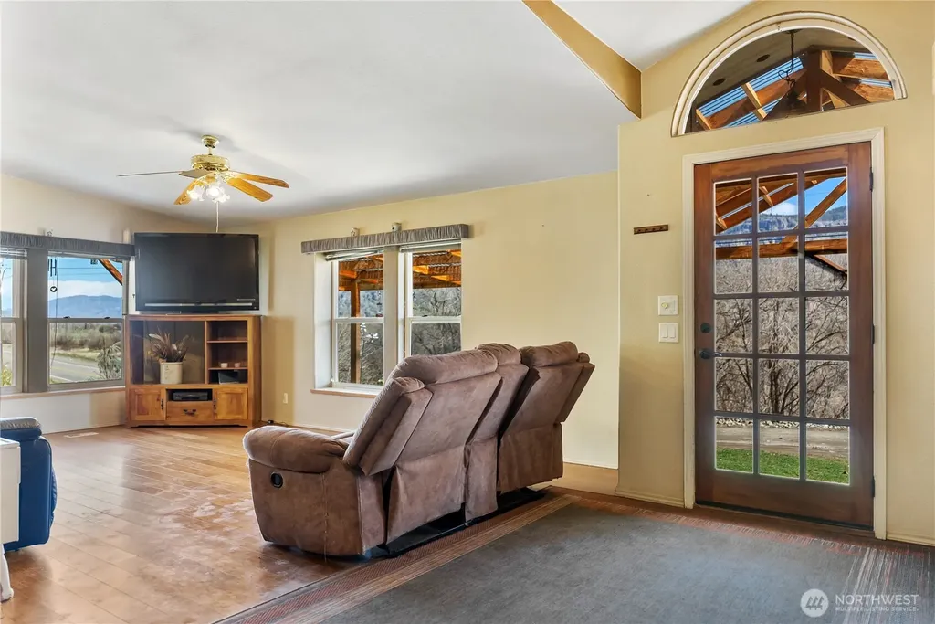 1673 Highway 7 Oroville WA 98844