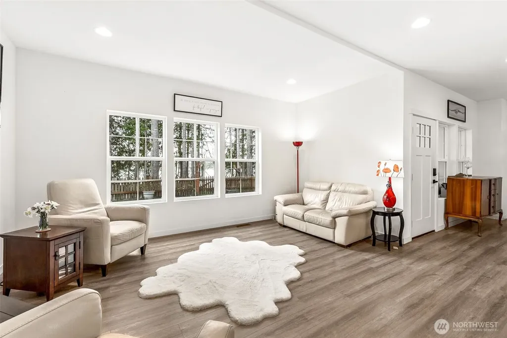 21 E Sullivan Street Allyn WA 98524