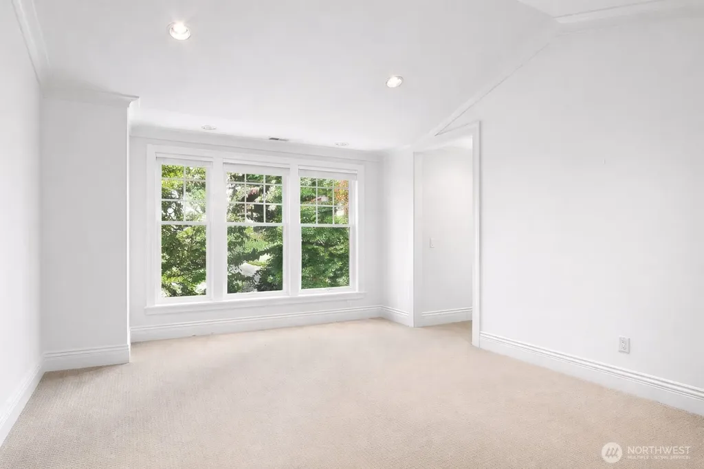 8975 NE 10th Street Bellevue WA 98004