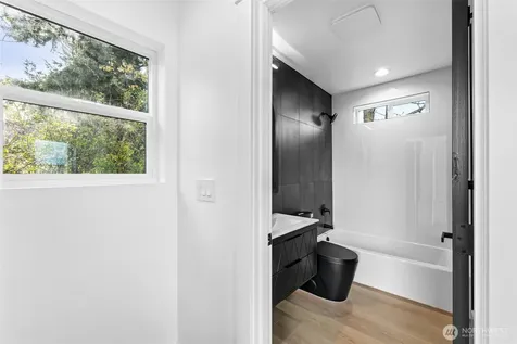 4047 25th Avenue W Seattle WA 98199