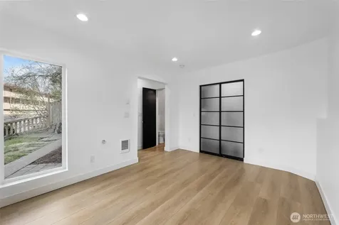 4047 25th Avenue W Seattle WA 98199