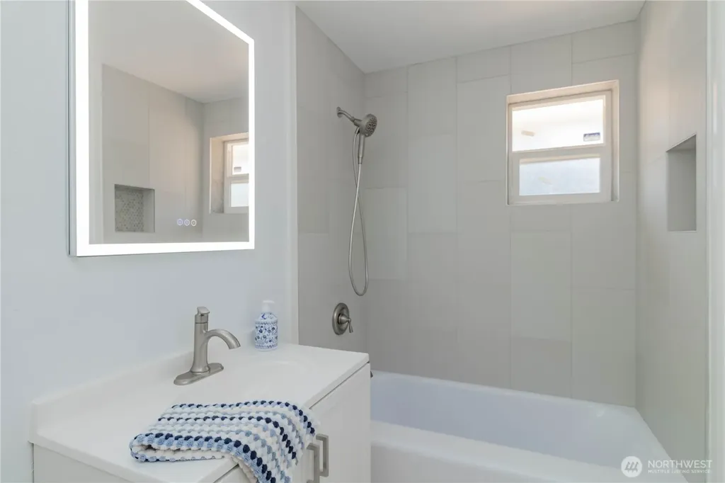 11834 8th Avenue S Seattle WA 98168