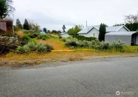 222 Kenwood Street Omak WA 98841