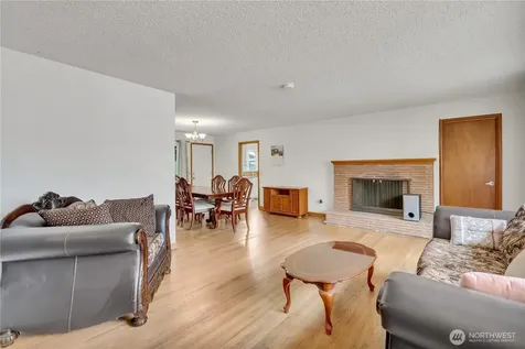 924 7th Avenue NW Puyallup WA 98371