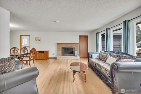 924 7th Avenue NW Puyallup WA 98371