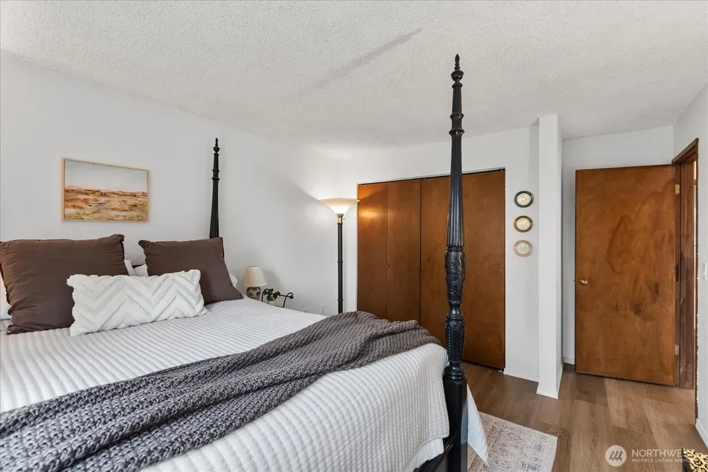21615 80th Avenue W Edmonds WA 98026