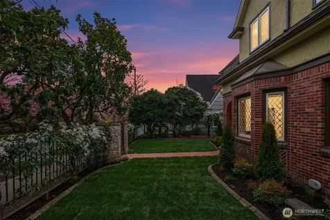 2409 29th Avenue W Seattle WA 98199
