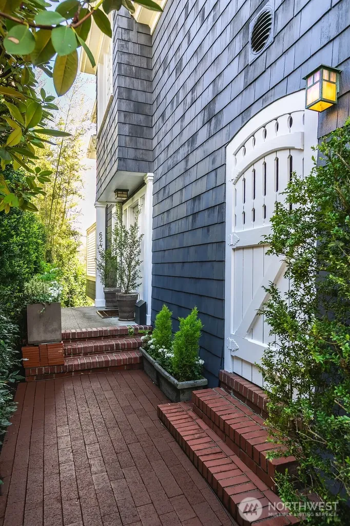 624 35th Avenue Seattle WA 98122