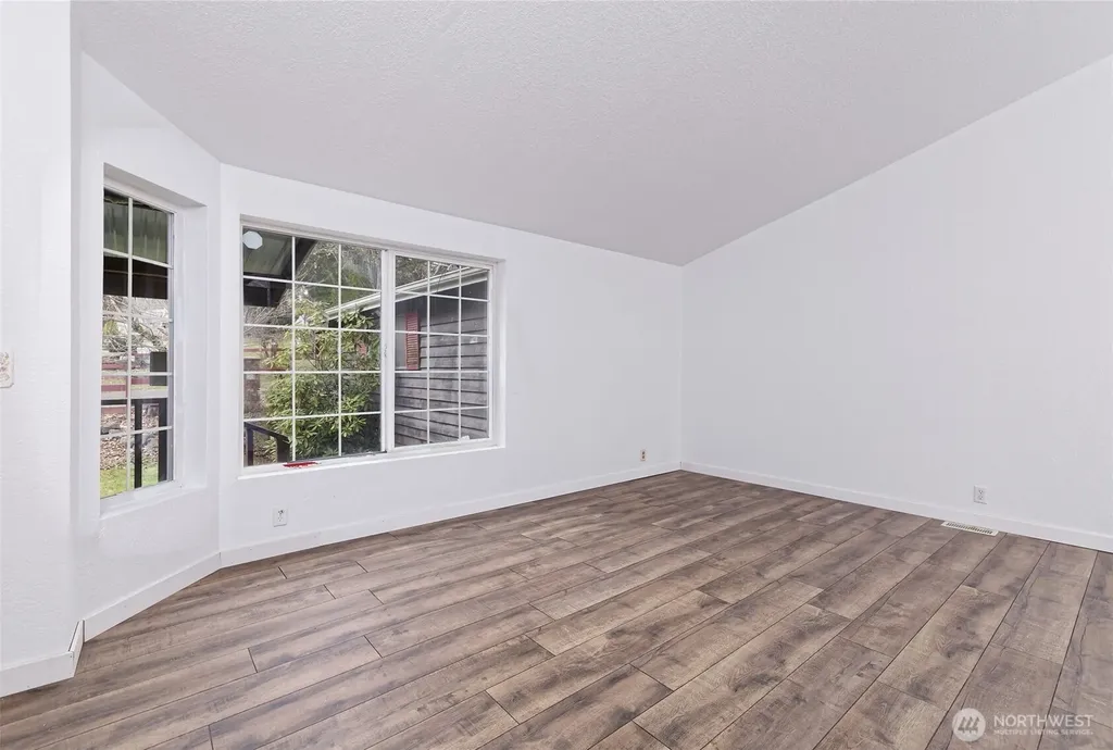 1051 E Crestview Drive Shelton WA 98584