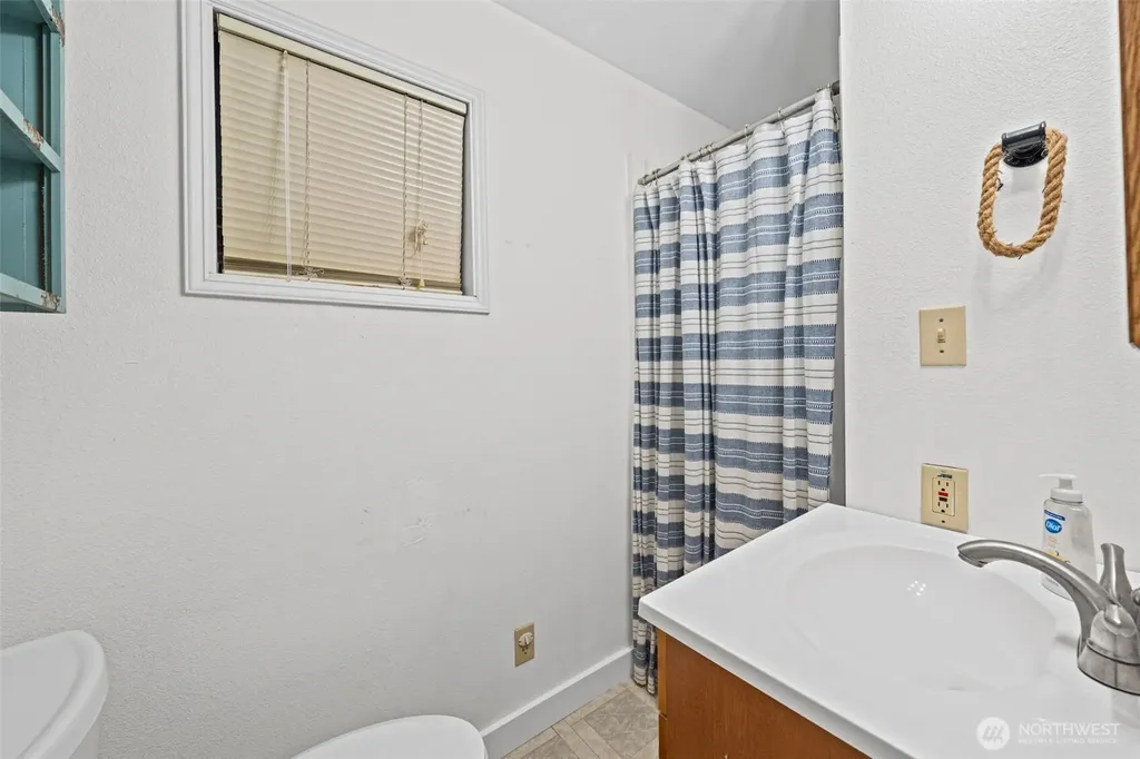 5530 E Mason Lake Drive W Grapeview WA 98546
