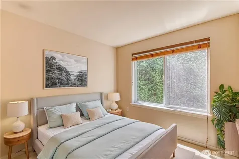 5583 Lakemont Boulevard SE Bellevue WA 98006