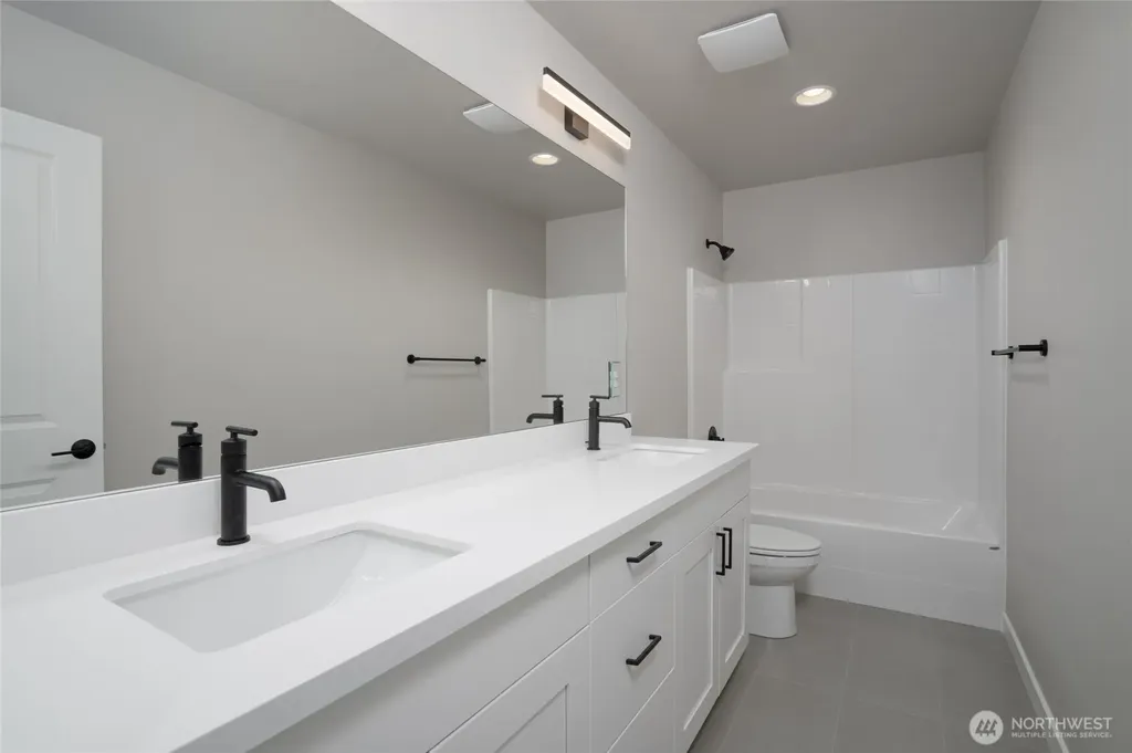 2452 SW Ridgeway Drive Oak Harbor WA 98277