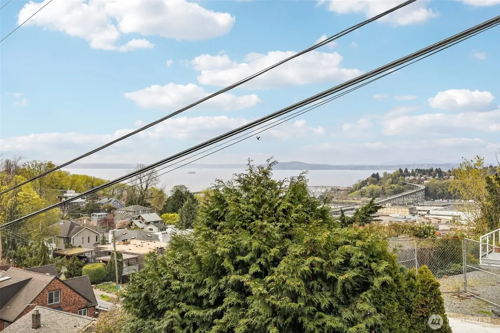 1939 10th Avenue W Seattle WA 98119