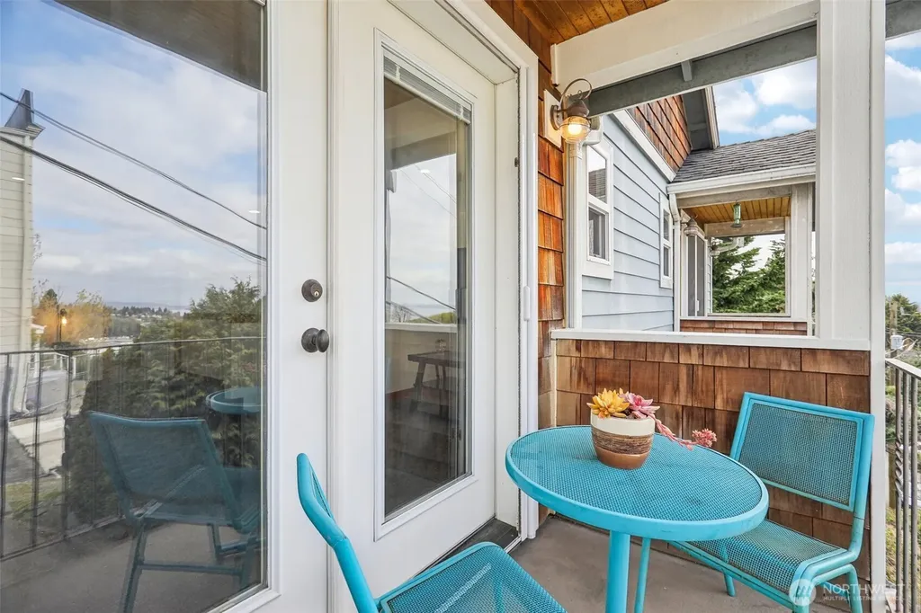 1939 10th Avenue W Seattle WA 98119