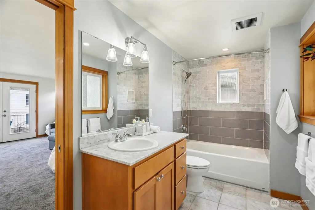 1939 10th Avenue W Seattle WA 98119