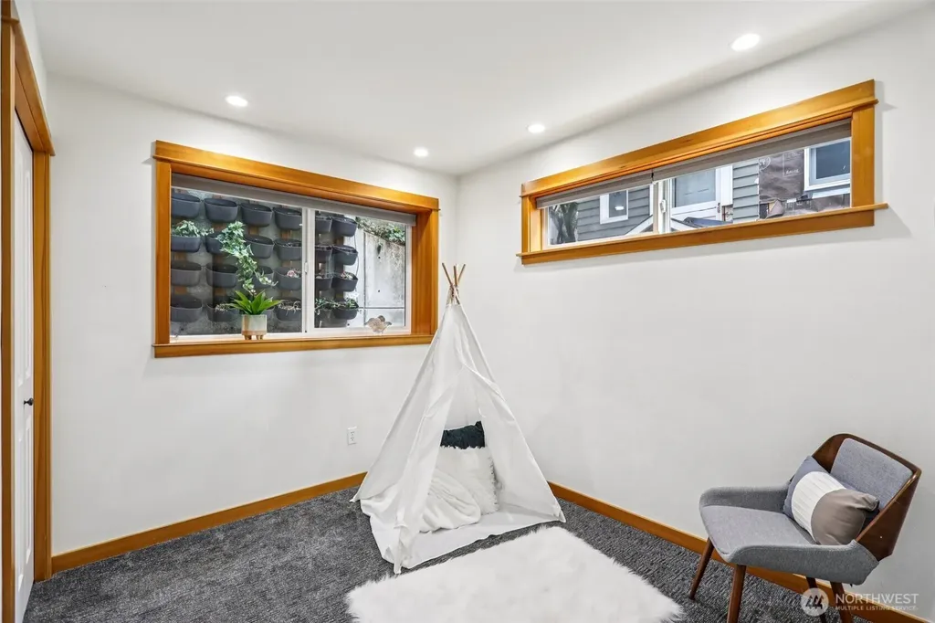 1939 10th Avenue W Seattle WA 98119